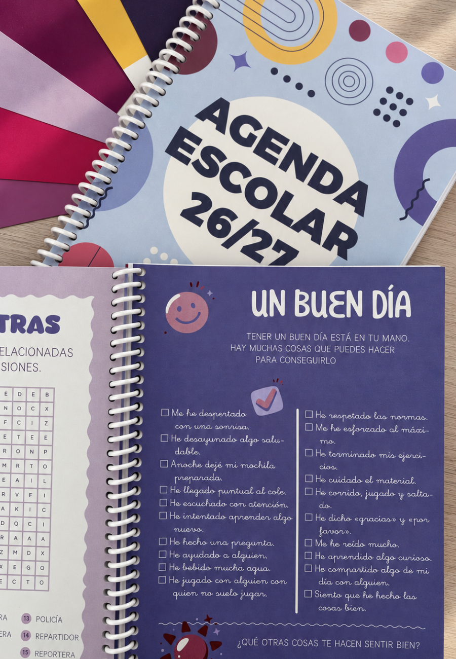 Agenda escolar colorida sobre escritorio